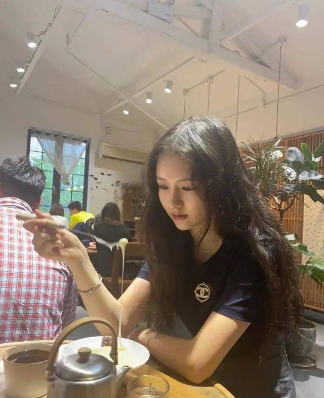 原创15岁周巴黎气质真成熟露脐背心搭长裤与22岁姚安娜似同龄人