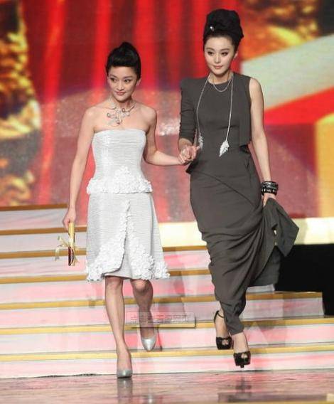 范冰冰和周迅同台斗艳,网友:一个像丫鬟,一个是女王!