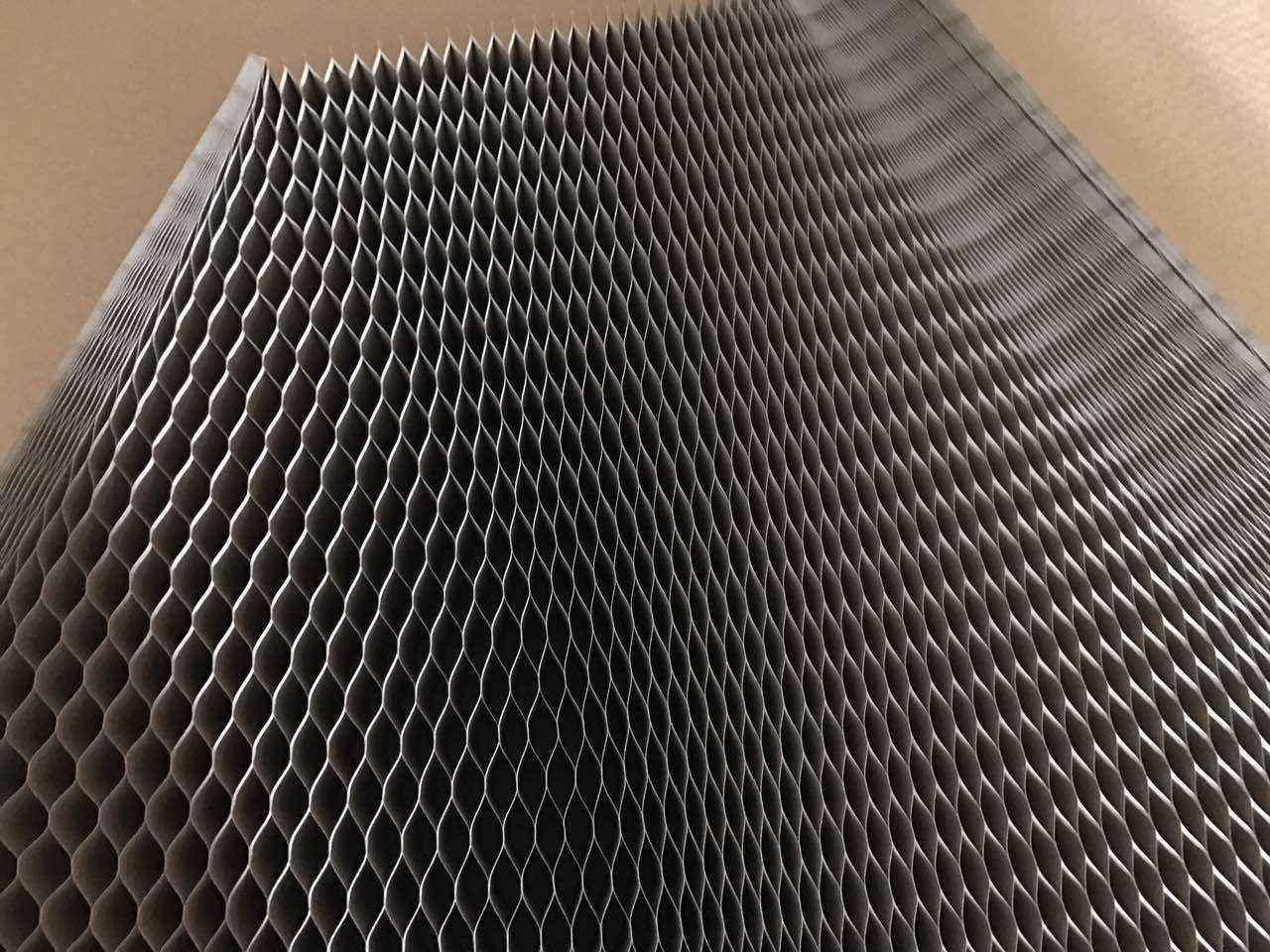 一看有蜂窝纸,就判定是劣质门,拆了又换,闹笑话的业主还真不少_防盗门