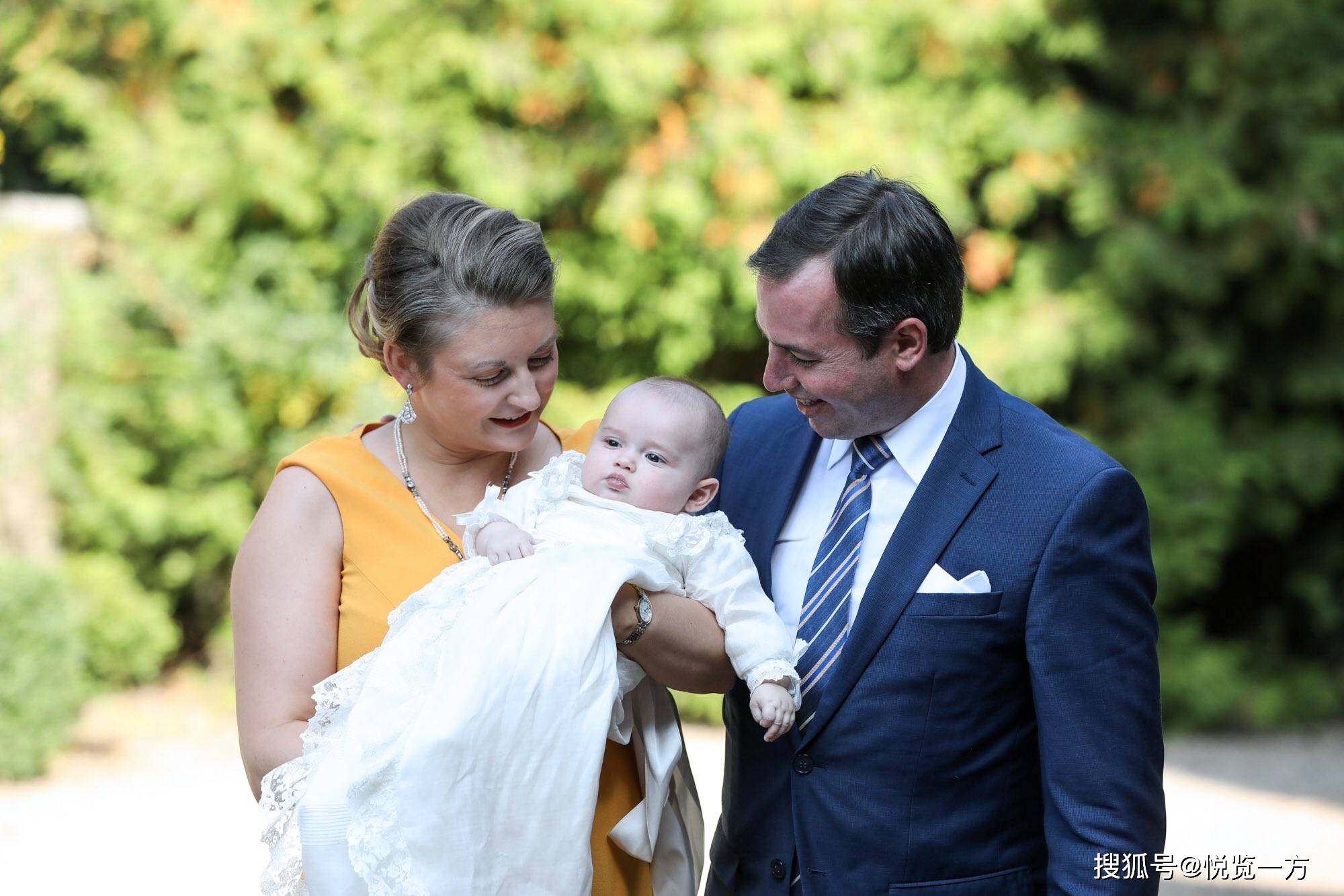 卢森堡小继承人夏尔王子参加玫瑰礼 王室萌宝重燃关注度