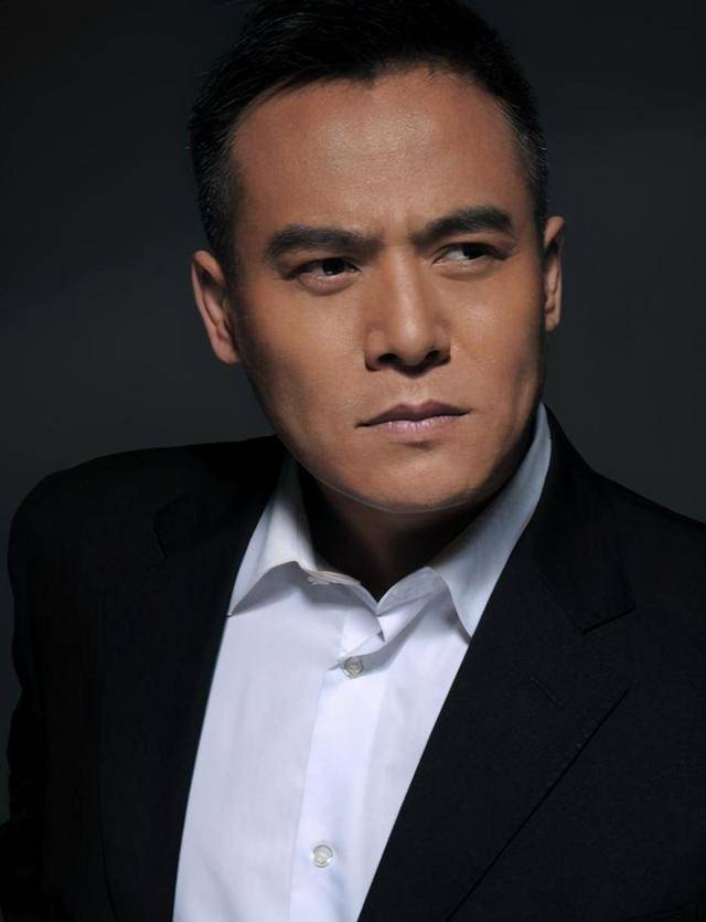 "无天"黑子来河南农村剥玉米,一点演员架子都没有,很接地气