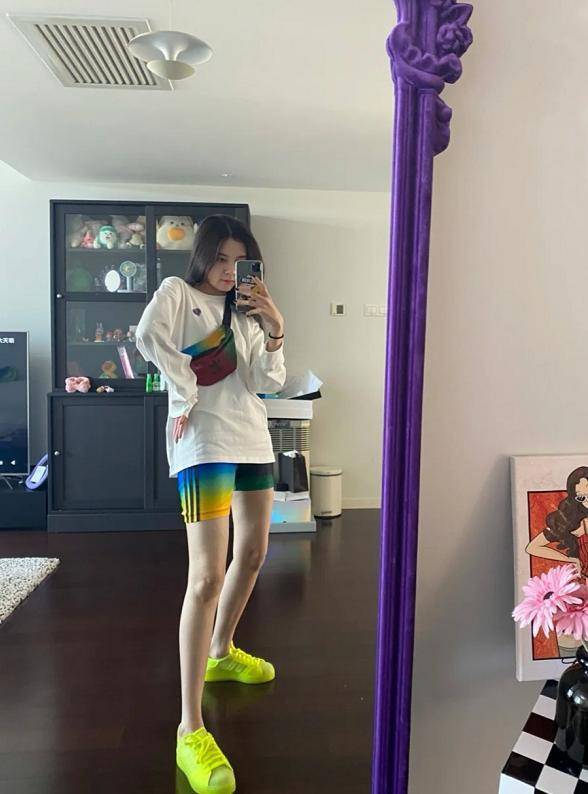 宋妍霏不愧是身材优越的腿精!彩色骑行短裤也敢挑战,意外很时髦