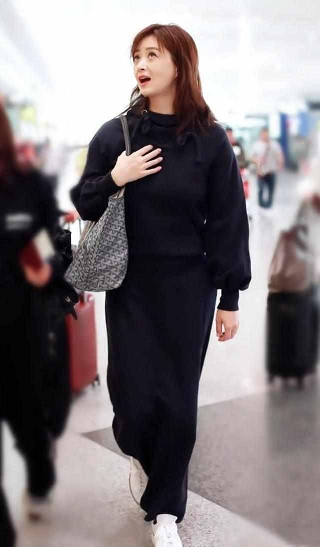 为什么男人喜欢微胖的女人,看完蒋欣的穿搭秀,我彻底懂了!