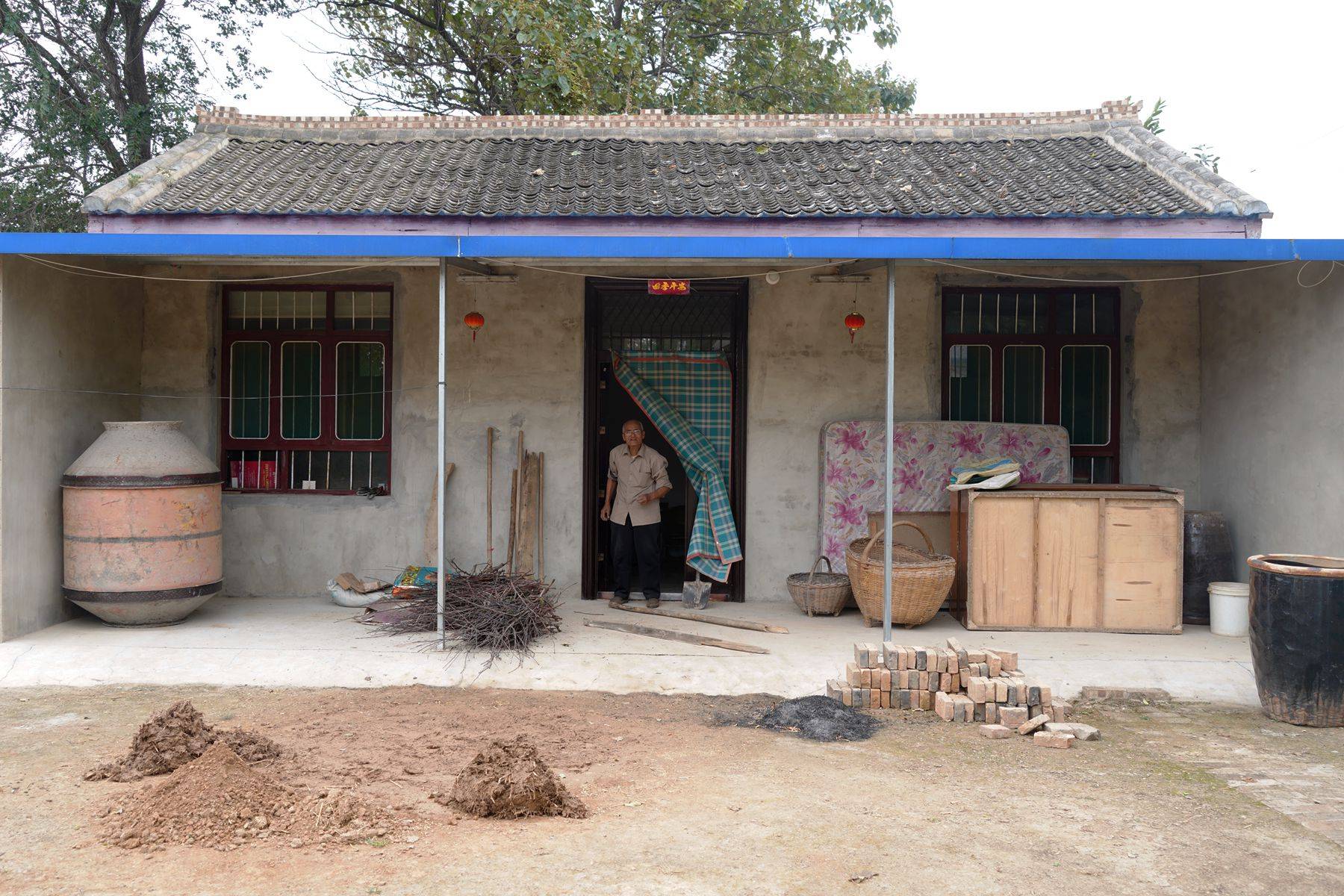 8旬农村大爷迁新居房内设施标配土洋结合很有意思