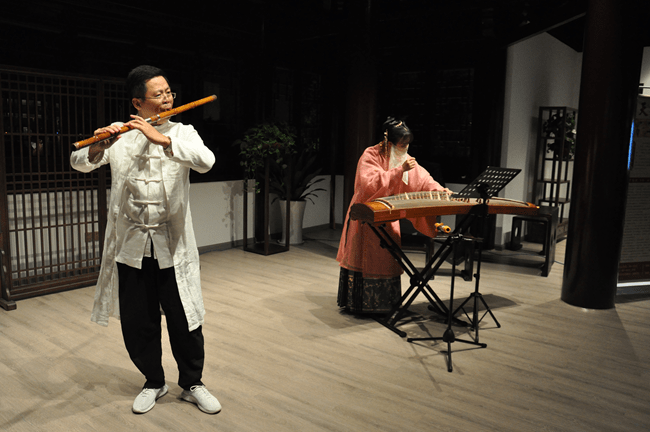 南湖岸边琴箫和鸣市民假期很艺术