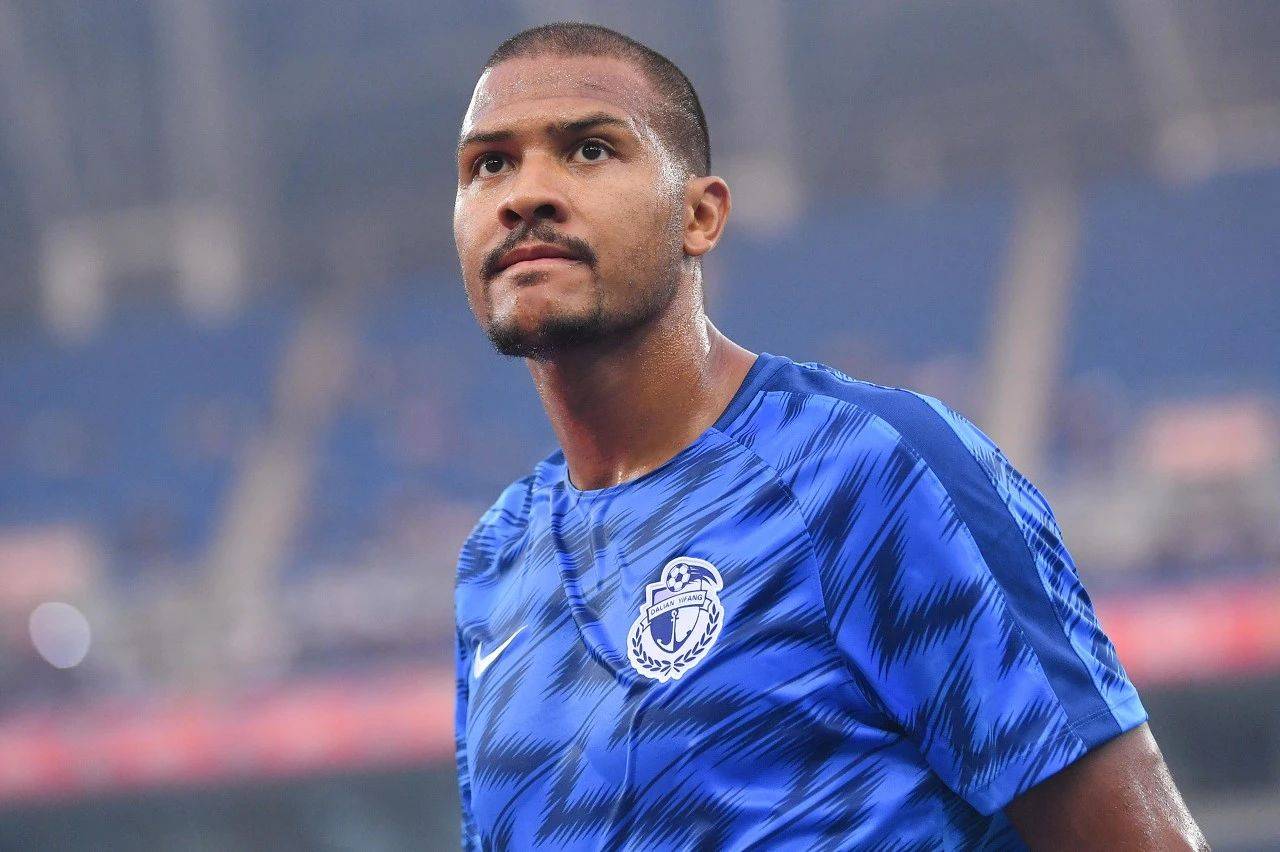 龙东为回国买了3张机票甚至到了机场,但被大连人留住