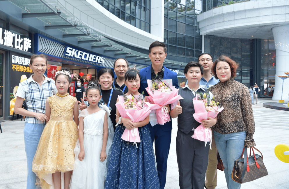 田紫涵原创歌曲《森林城市》在深圳宝能环球汇首发