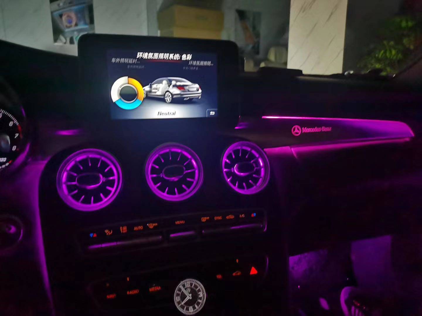 青岛乐尚影音奔驰c200改装64色氛围灯涡轮出风口浪漫气氛增加不少
