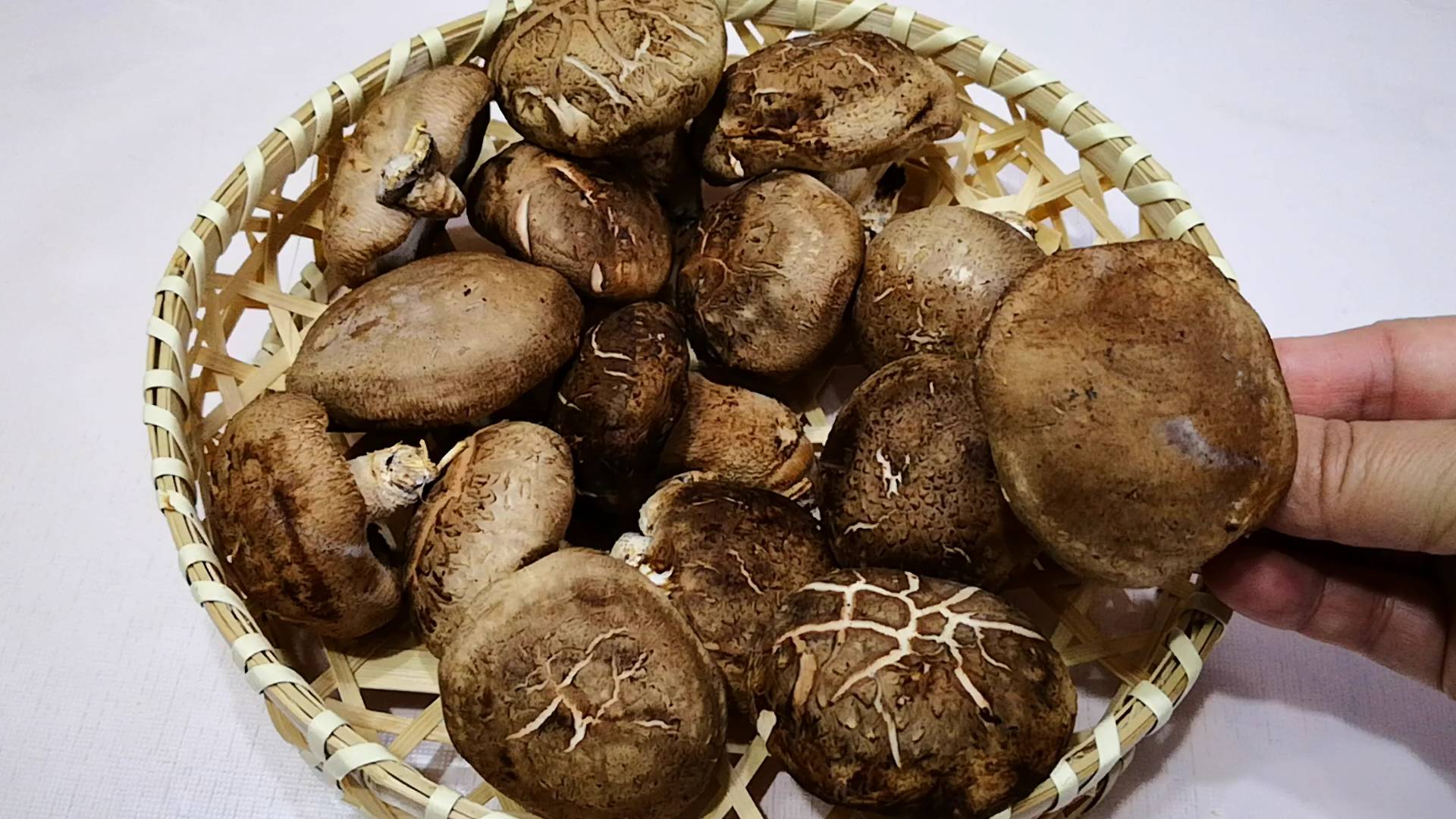 原创懂行人买香菇只挑大的还不行记住这3点小贩对你刮目相看