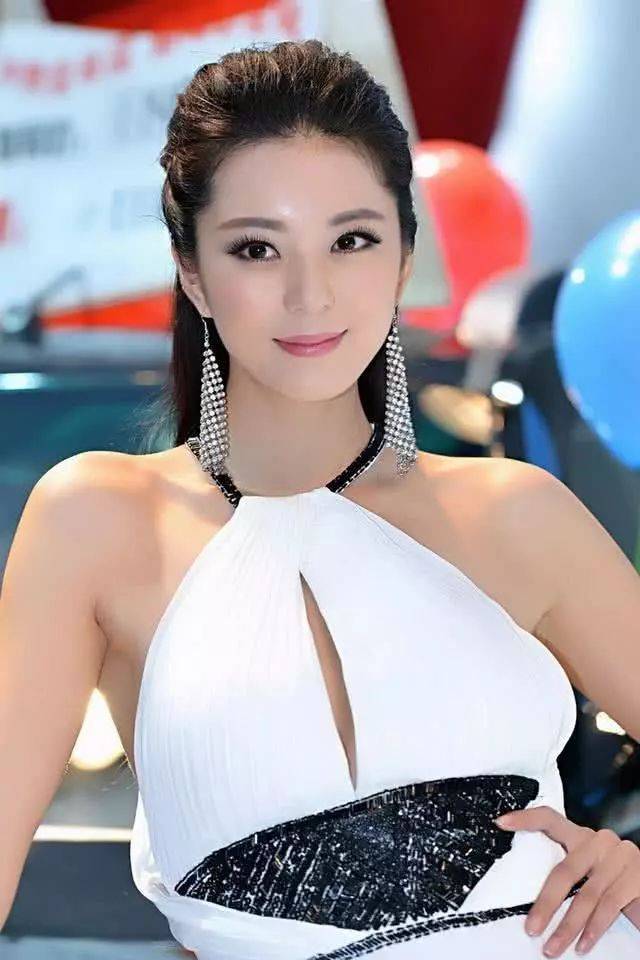 她被称为中国第一黄金比例美女,身材胜过世界超模,才貌双全