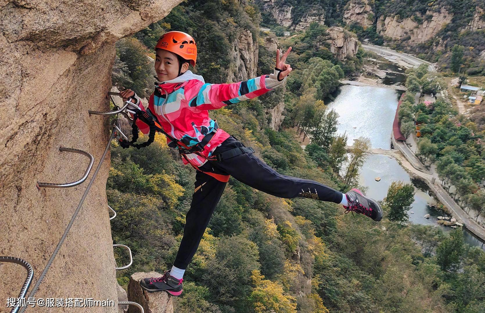 佟大为女儿长大了,穿彩色外套配运动裤玩攀岩,长相清秀长腿随妈_关悦