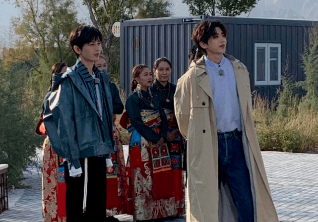 原创成毅蔡徐坤同框真顶流一目了然同被黑很惨蔡徐坤逆袭不无道理