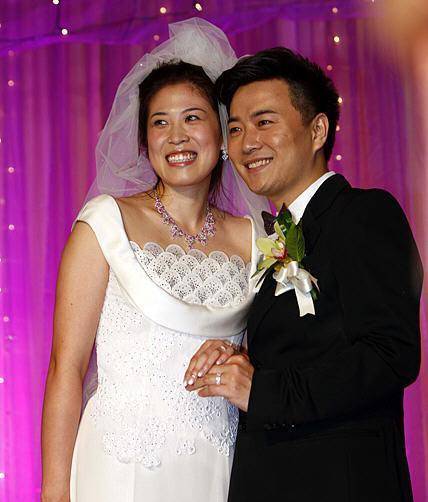 2006年时,高崚因为一次偶然的机会认识了吴圣,吴圣对她一见钟情,在5个