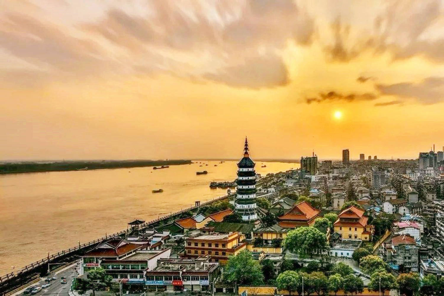 安徽正在"蓄力"的一座城市,西接湖北,南邻江西,正在追赶芜湖_安庆市