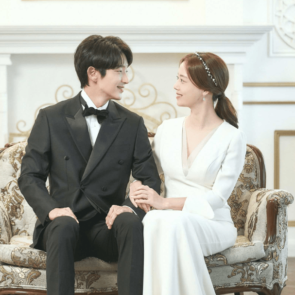 十八线爱豆逆袭大明星,历史级大反转惊艳亮相,出道18年无绯闻_金智勋