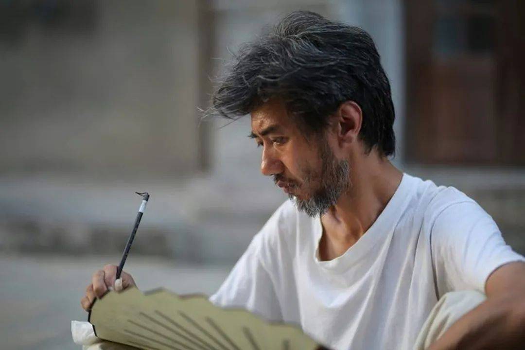 其实"扇子哥"能够走红且被大家认可的原因很简单,那