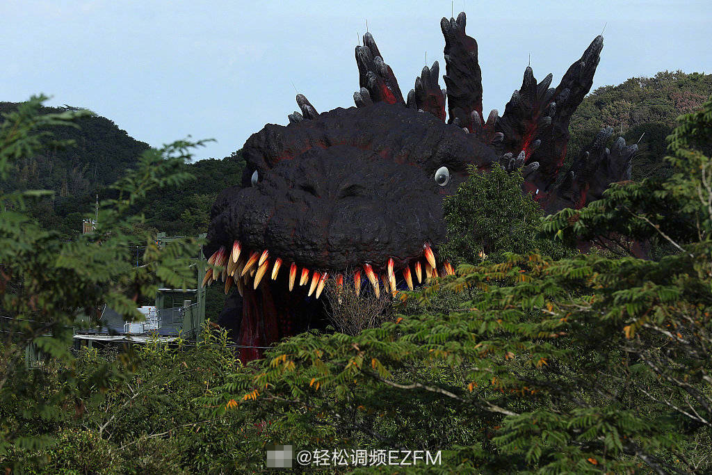 日本现等比例哥斯拉 游客可吊威亚进入"血盆大口"