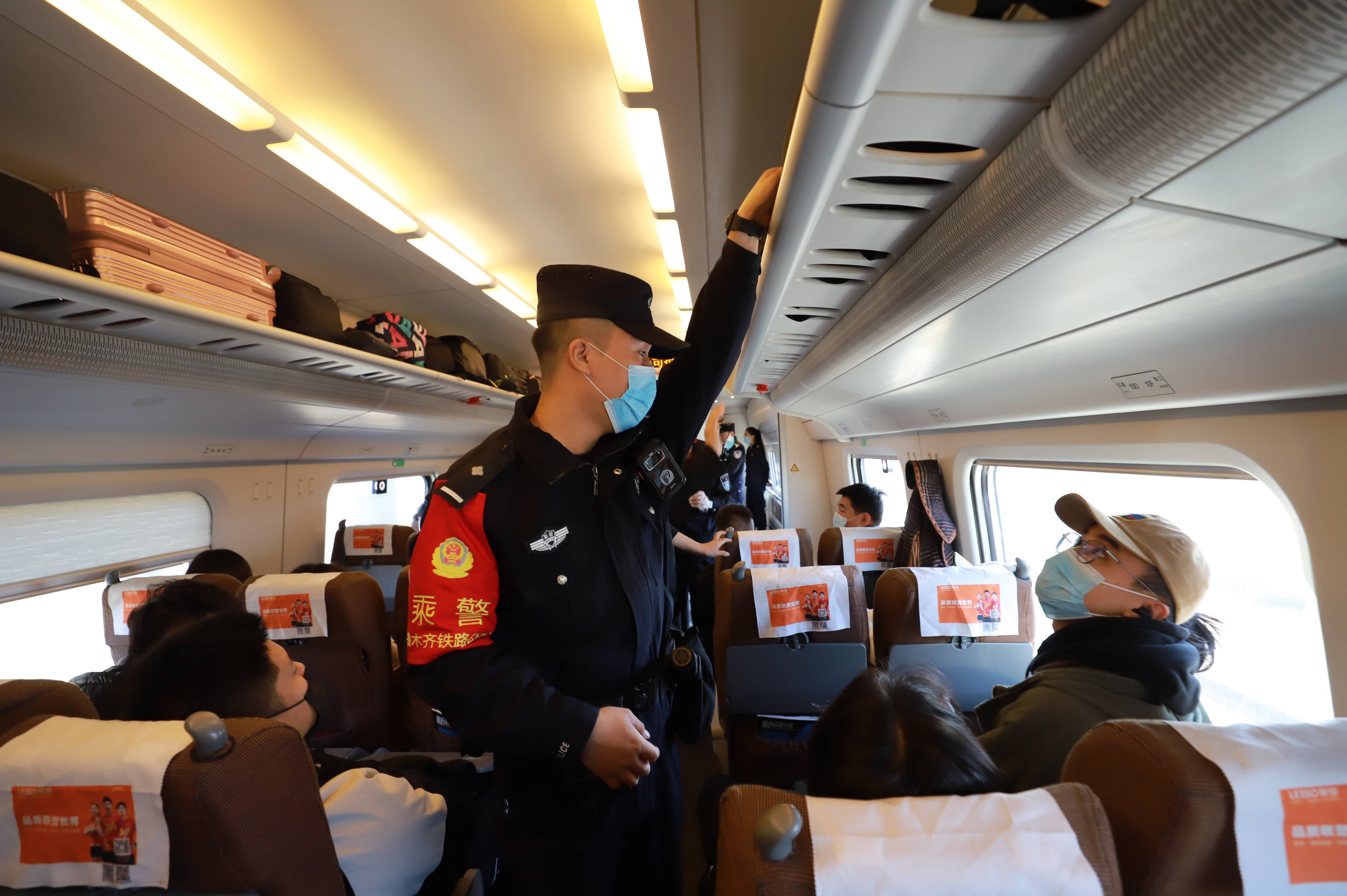 新疆开通旅途最长动车组乘警全力护航