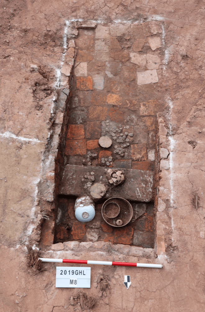 12 继去年初,中山大学发现古墓后,广州又一个校园内发掘出125座古墓葬