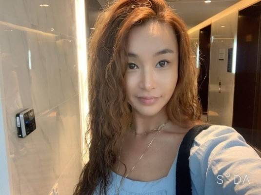 日前,韩国女星裴允静通过instagram分享了自己的近况,晒出的近照衣品