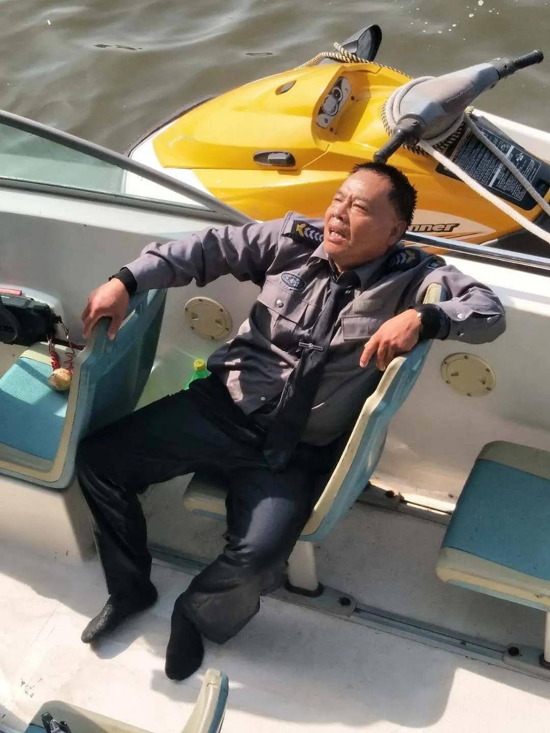 女子轻生两个年近六旬的陌生人拼死相救累瘫照让人心疼