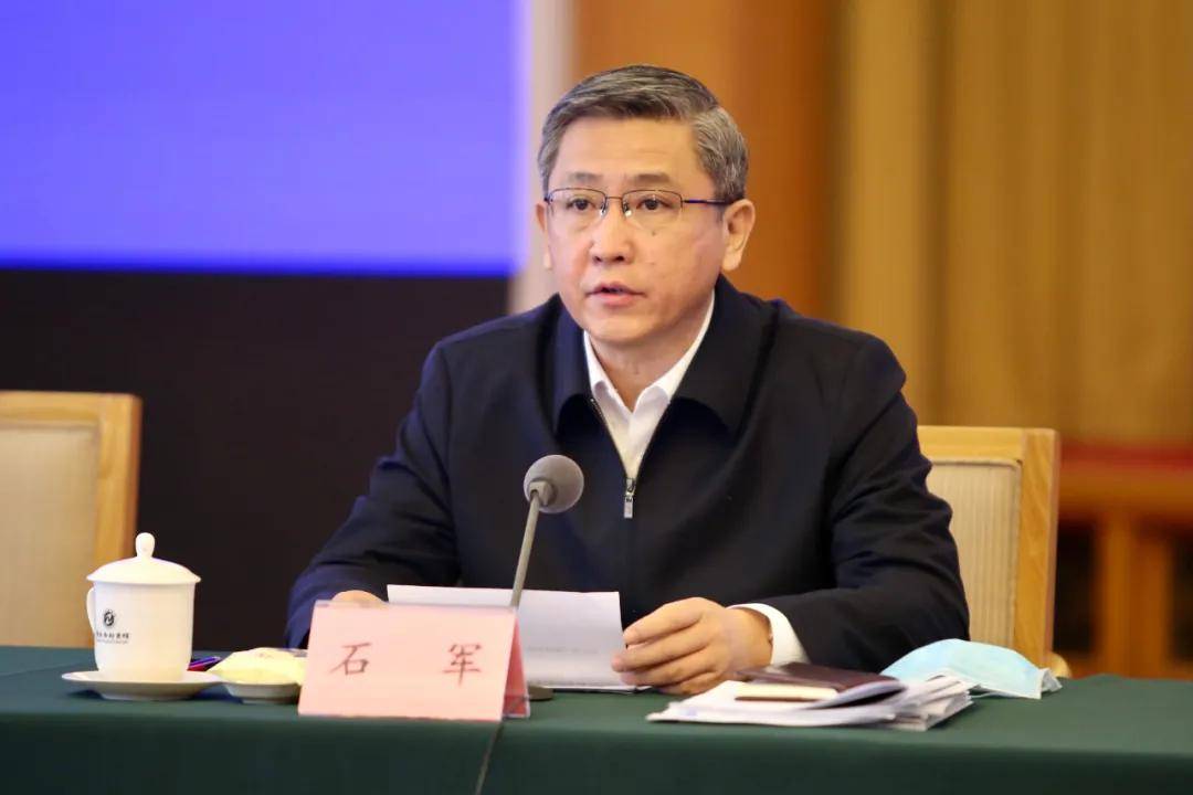 会上,中组部组织二局局长石军就贯彻新时代党的组织路线,进一步坚持和