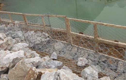 石笼网是" gabion"一词的音译,简洁的英语词典中的解释是:篾篮,金属