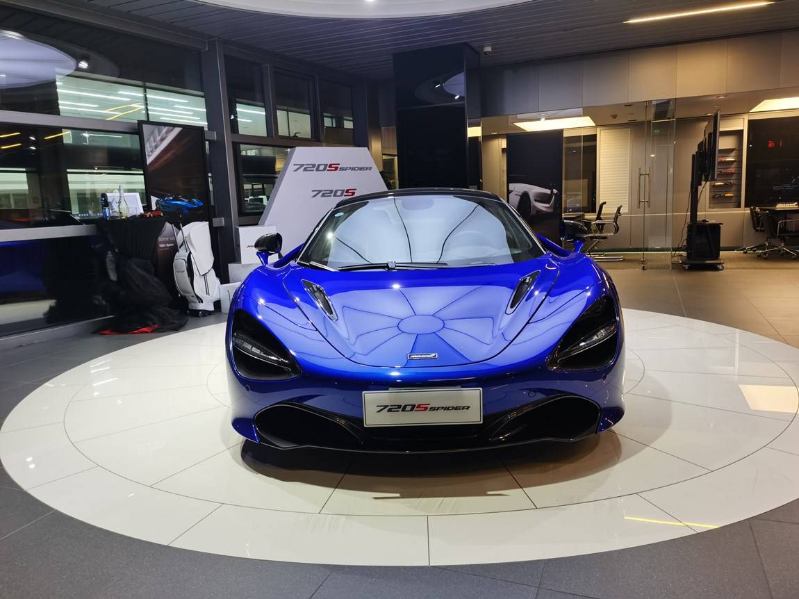 最新款迈凯伦720sspider蓝外黑红