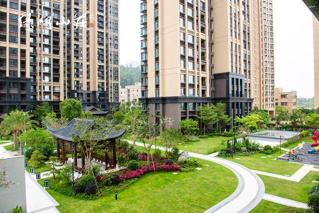 绿湖山庄毗邻华发商都毗邻醇熟生活圈繁华咫尺可享10分钟至港珠澳大桥