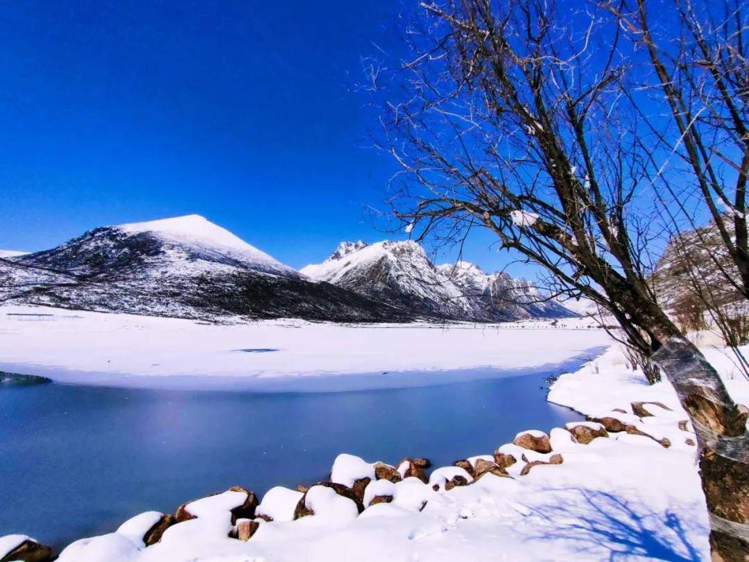 四季最纯洁的画卷 莲宝叶则·石头山景区迎来第一场雪