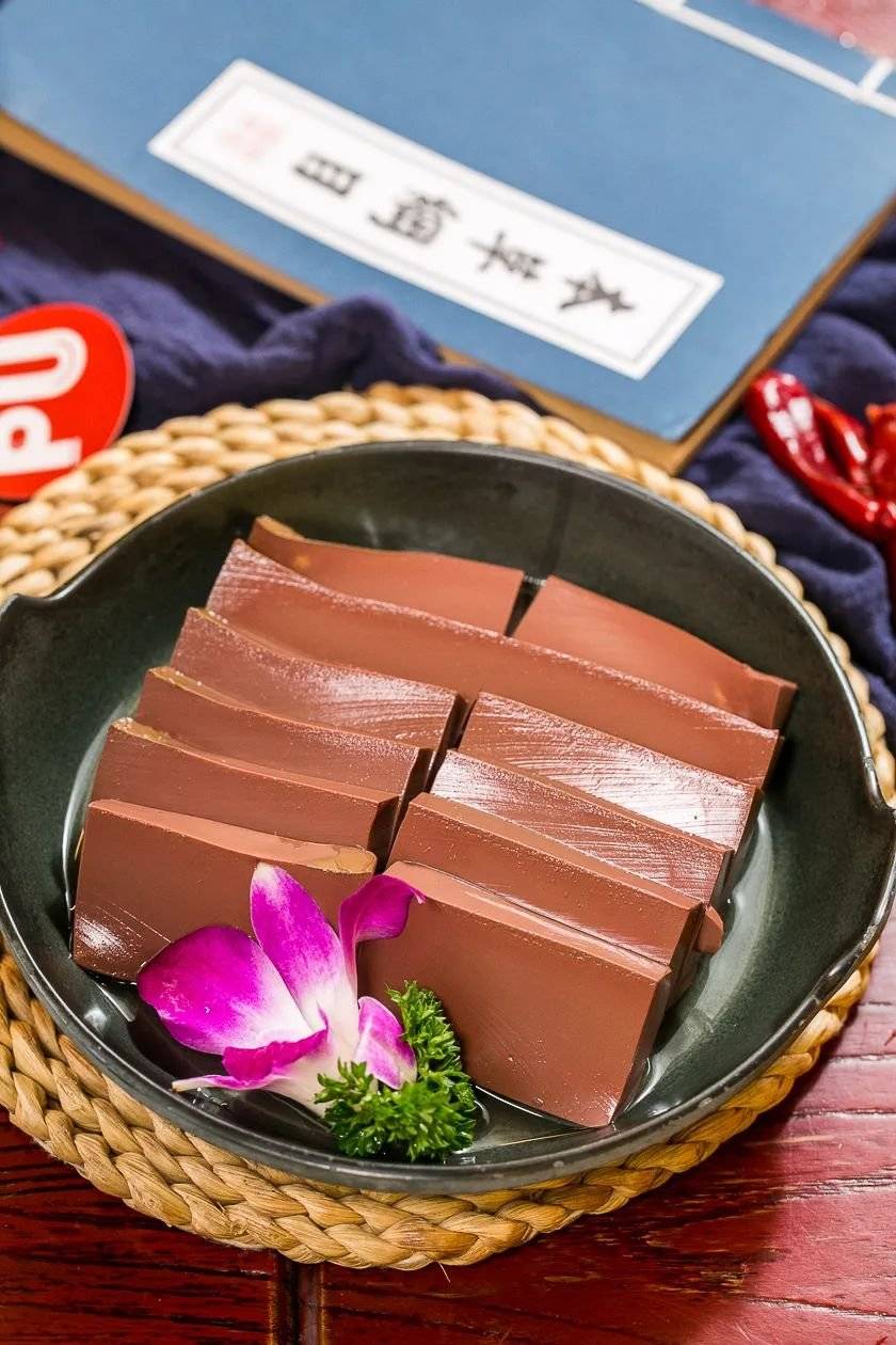 谭公鸭血·沾满红油的麻辣牛肉一口怼下去,辣嘴巴还麻舌头,嘴上说着