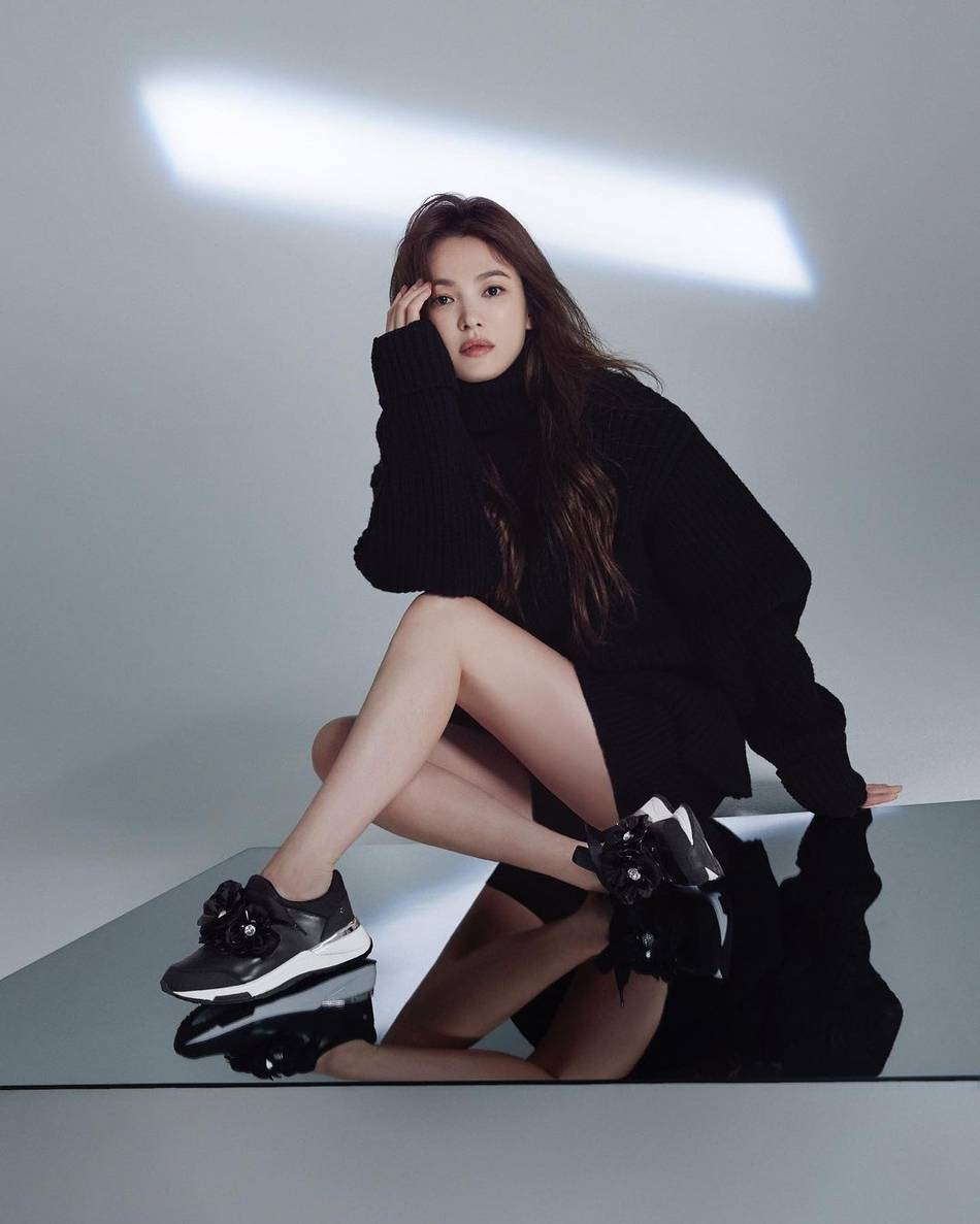 宋慧乔穿毛衣短裙秀白皙美腿 长发披肩气质温柔