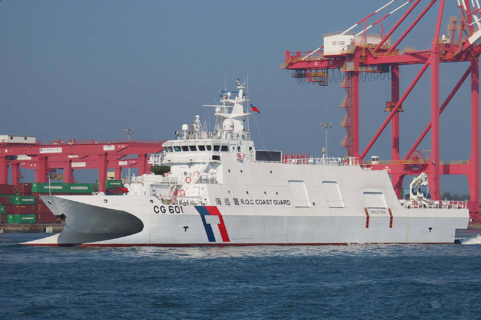 海巡署双体穿浪型巡逻舰下水—现在海上游击战能否行得通_手机搜狐网