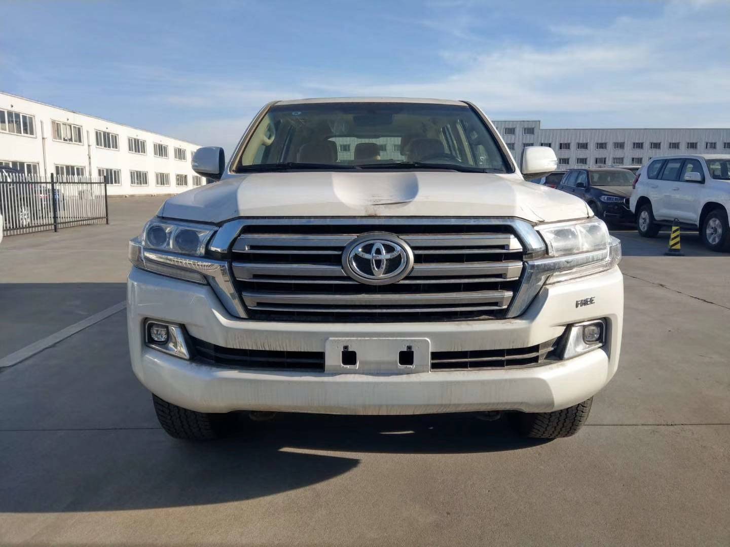 新款丰田酷路泽5700兰德suv vxr版中东陆巡