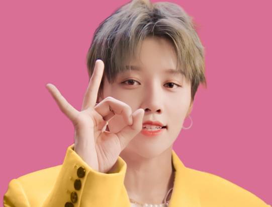 王锵早年cos曝光,野性糙汉曾是女装大佬?反差让粉丝直呼辣眼_素人