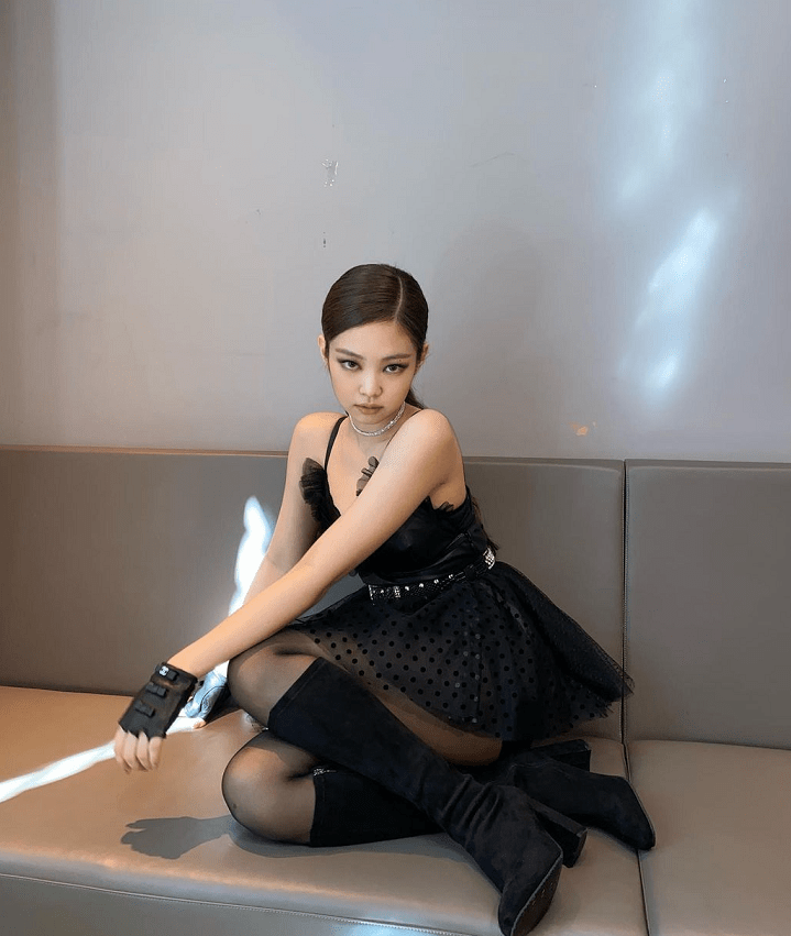 blackpink打歌舞台:jennie黑天鹅造型,只有朴彩英"躲"过丝袜