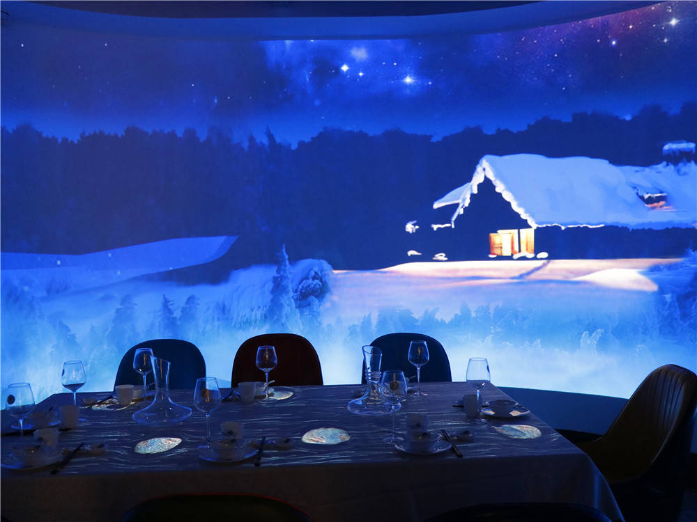 集美这家新开的海鲜酒楼不但大气更有5d全息包厢和机器人送餐