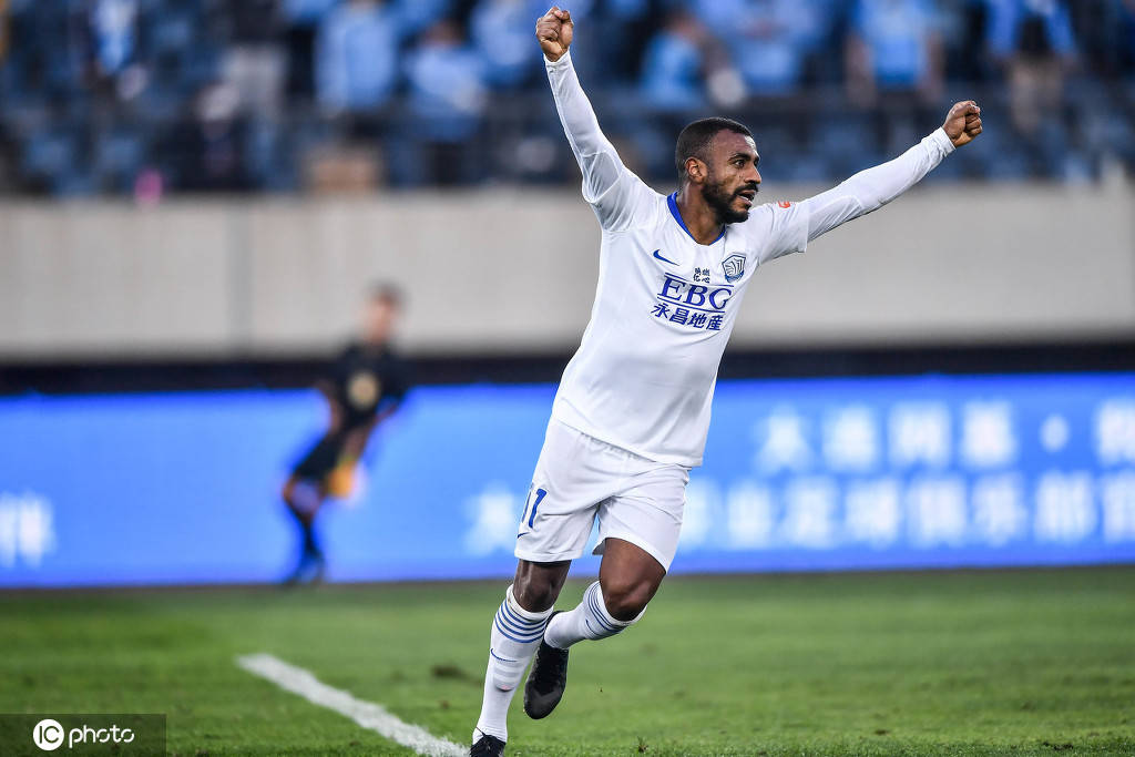 高清图:首回合永昌2-1逆转大连 马修斯狂奔庆祝