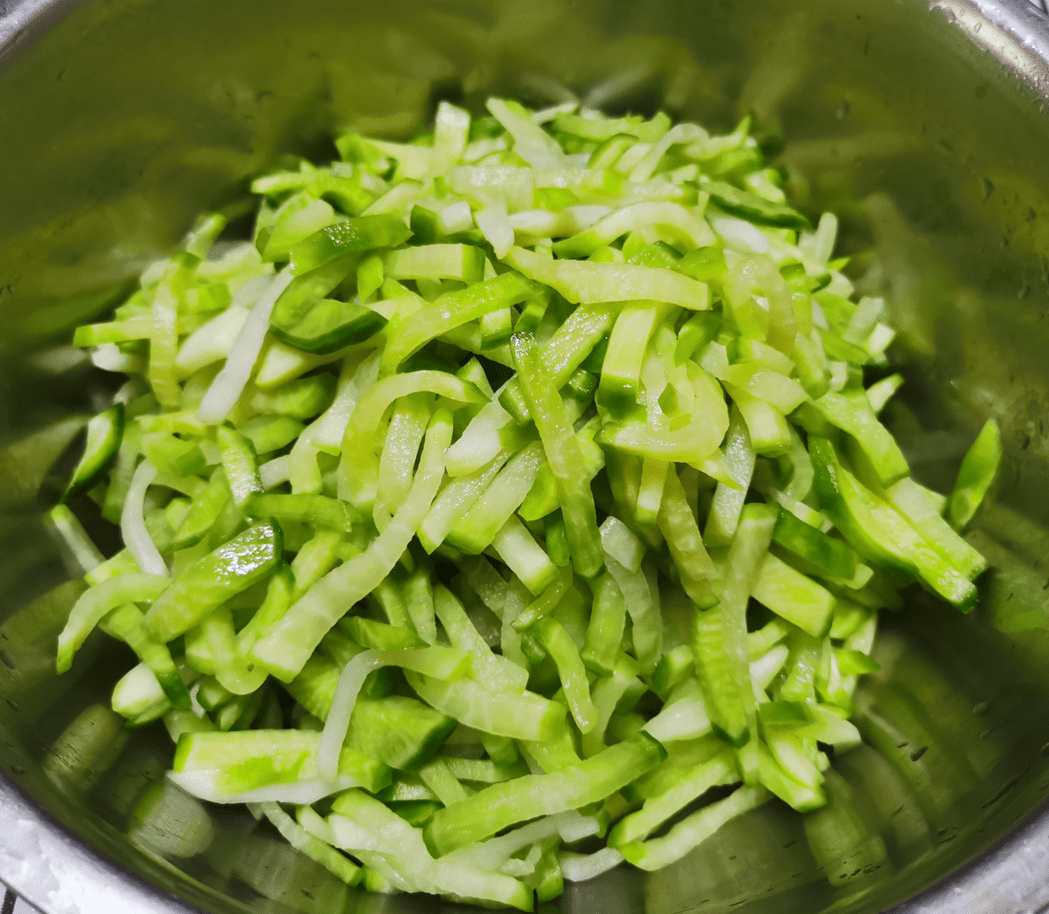 这样腌制麻辣脆爽的青萝卜条,一夜就能吃,早餐配上稀饭堪称完美