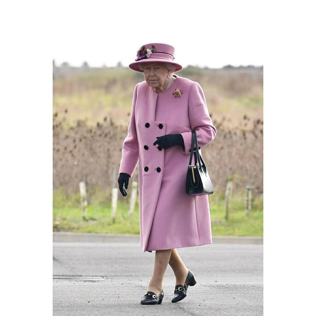 英女王久违露面穿粉色毛呢大衣配粉帽气质大气94岁精神依旧好