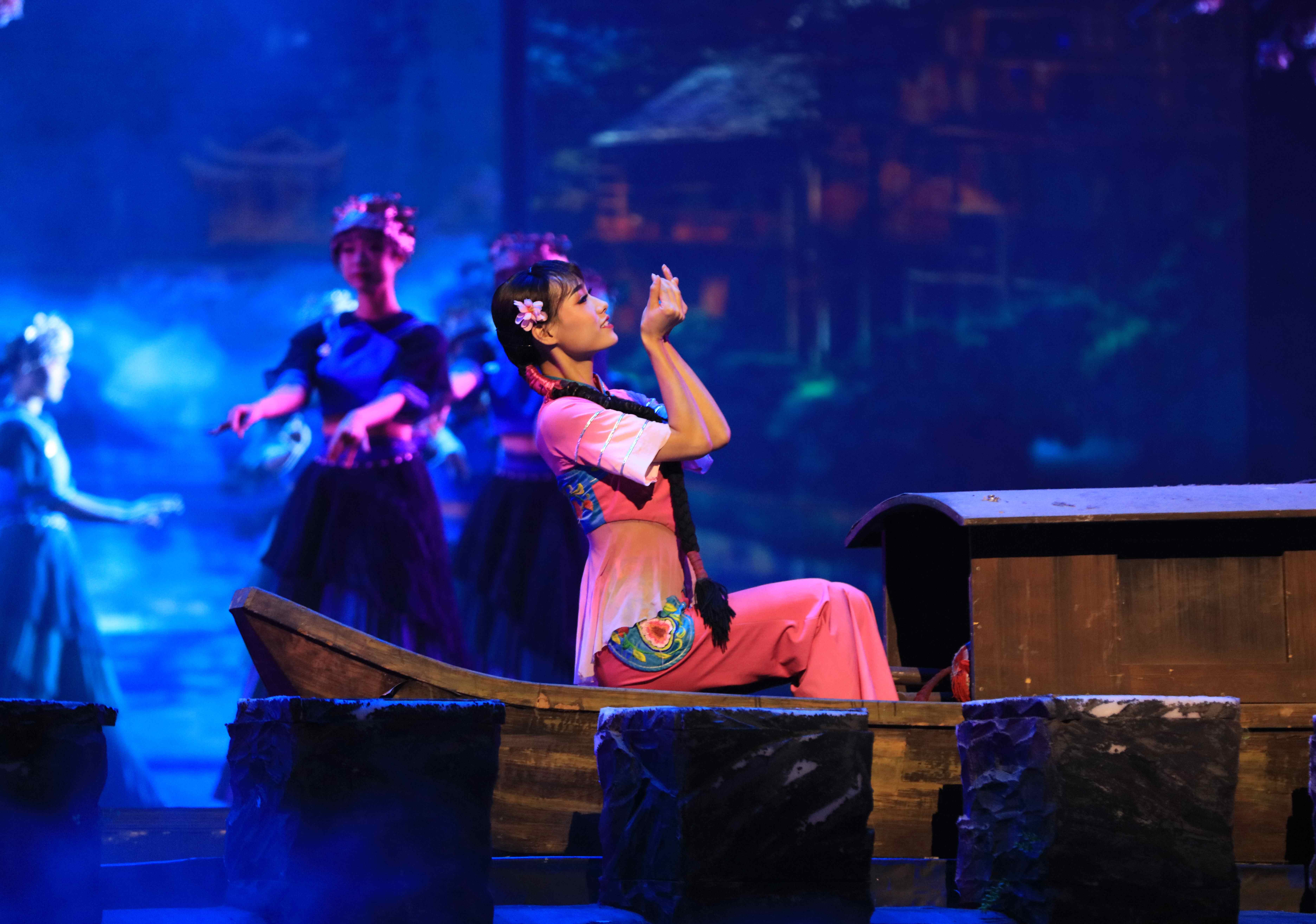 张家界魅力湘西:演艺夜经济 消费新动能_手机搜狐网