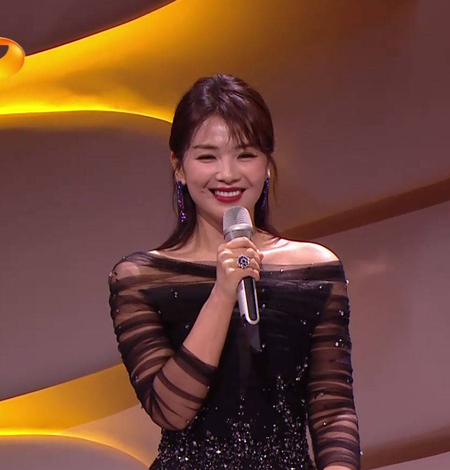 金鹰颁奖明星脸垮:赵丽颖麒麟臂宋茜满脸痘,王一博发福变胖墩