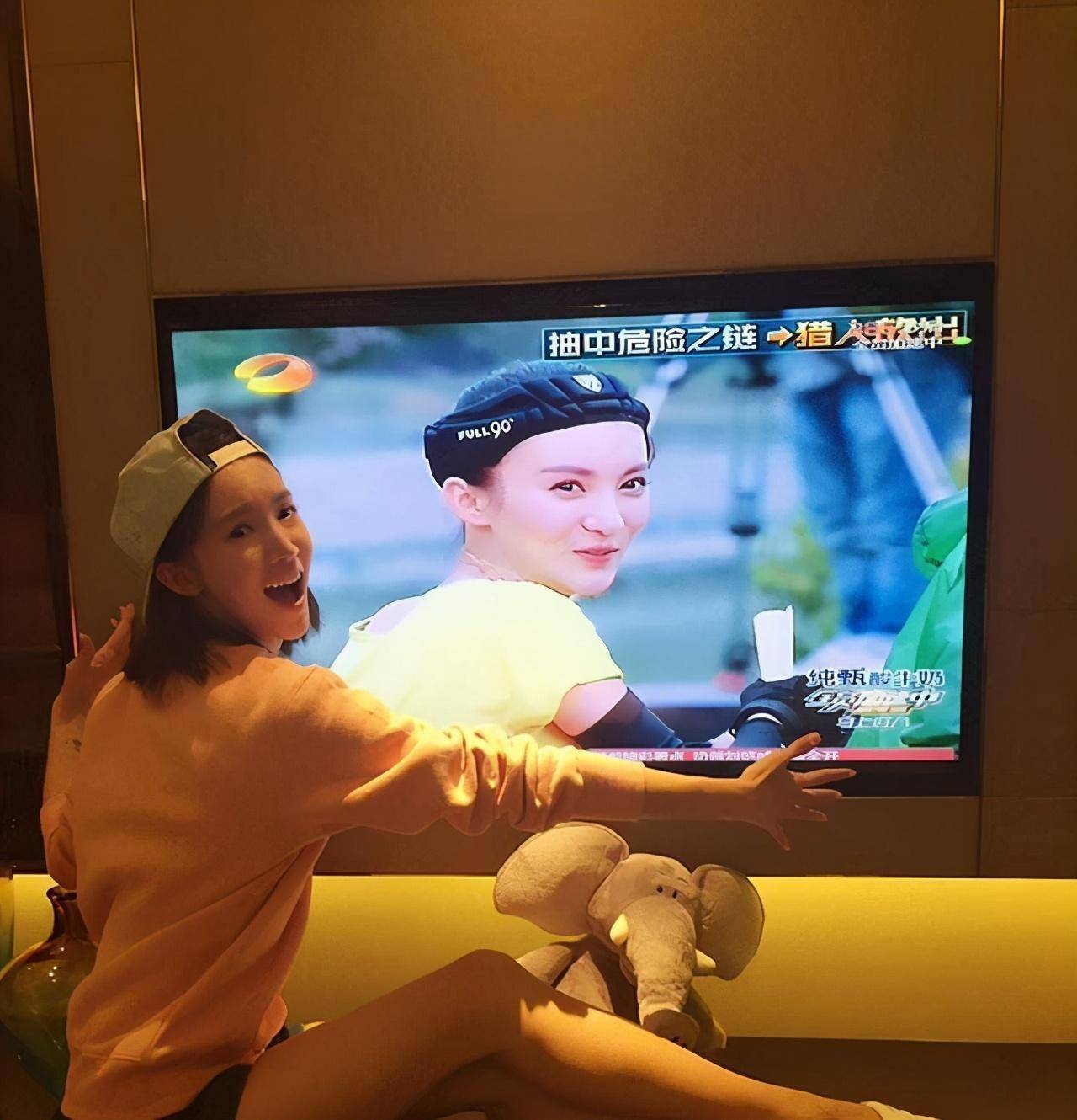 晒晒金晨住的豪宅生活中还看自己的综艺节目装修布置很豪华