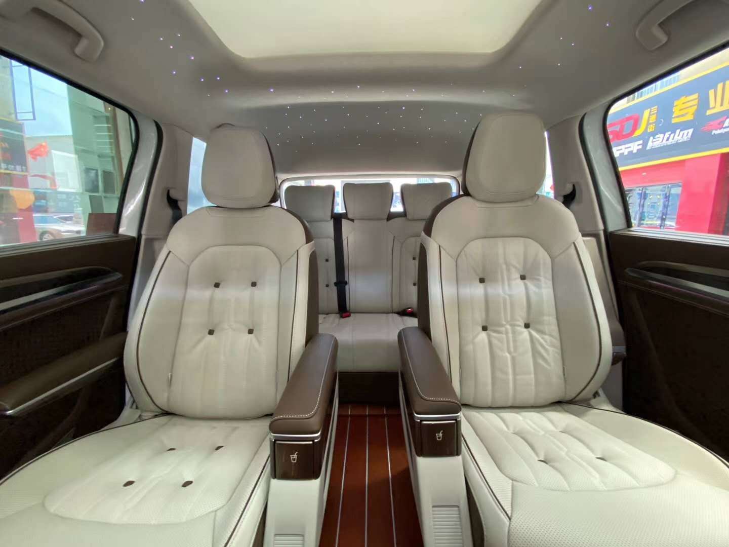 大众威然mpv商务车内饰改装方向盘真皮包,驾驶位门板真皮包覆,星空顶