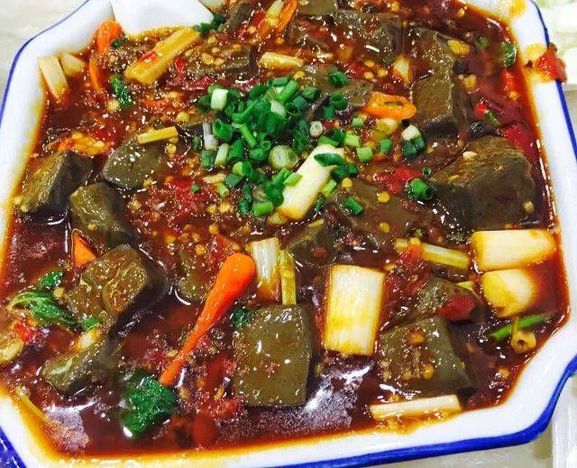 来一份酸辣开胃的酸辣血旺血旺鲜嫩色泽诱人米饭都不够吃