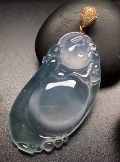 女戴佛，戴的是站佛还是坐佛？背后的来头大有讲究！