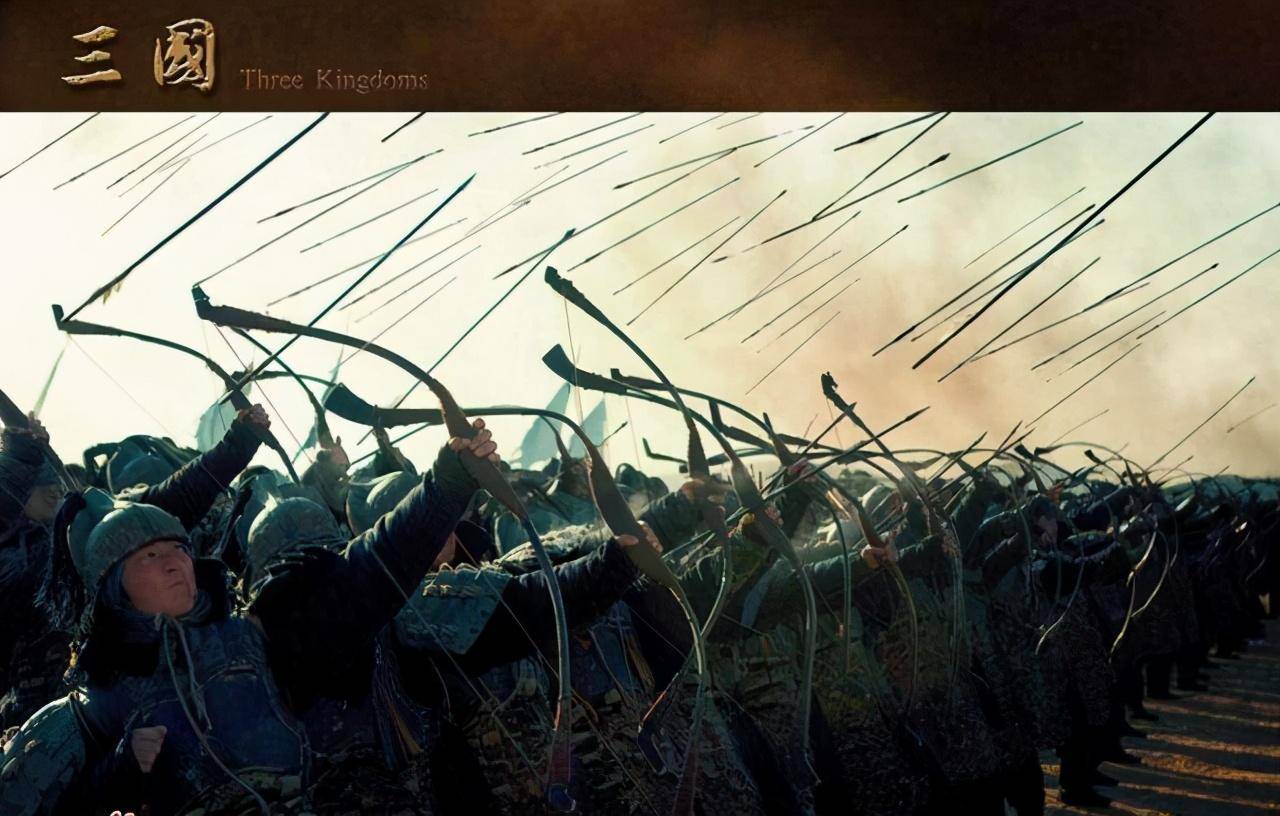 箭雨很难躲得过曹仁等于是用加大数量来提高命中率,500弓弩手一下子射