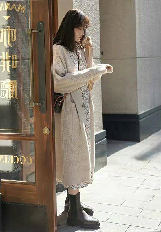 米白色长款开衫毛衣,搭配白色波点连衣裙,这就是温柔的代名词_手机