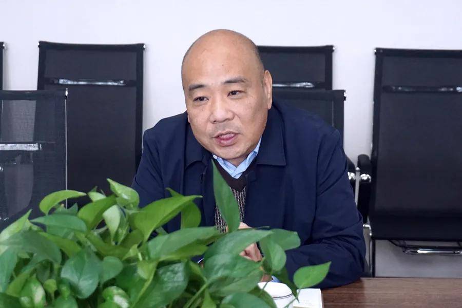 集团董事长李小冰宋彬局长在认真听取了王振峰总裁关于恒达集团的情况