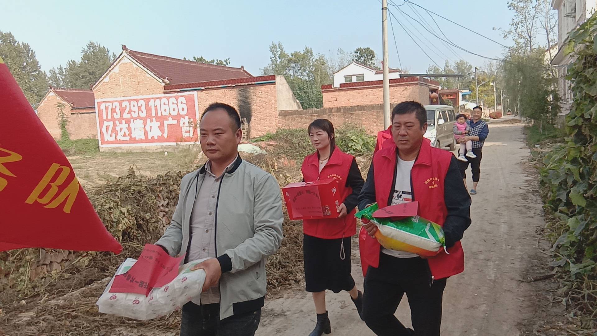 太康县逊母口镇开展全国扶贫日金秋送爱心志愿服务活动